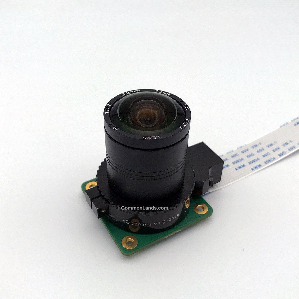 L'objectif CommonLands CIL03.2-F1.8-CSNOIR 3.2mm EFL est photographié avec la caméra HQ Raspberry Pi.