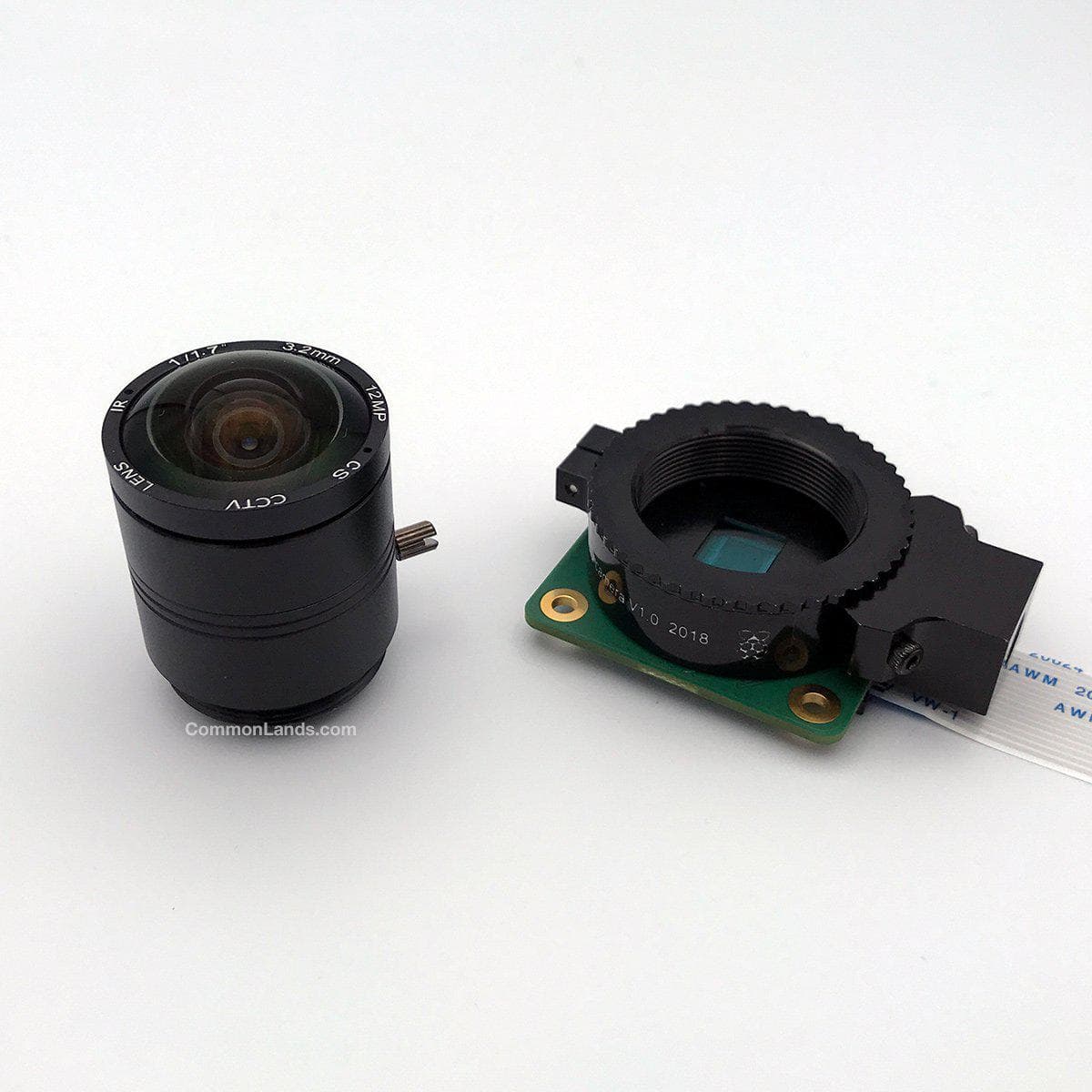 L'objectif CommonLands CIL03.2-F1.8-CSNOIR 3.2mm EFL est photographié à côté de la caméra HQ Raspberry Pi.